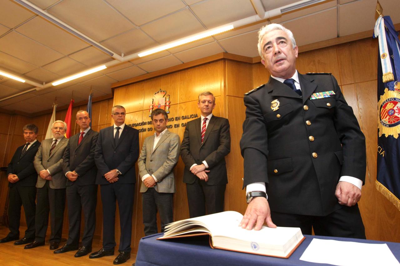 Imagen del nuevo jefe superior de policia de Galicia tomando posesión del cargo