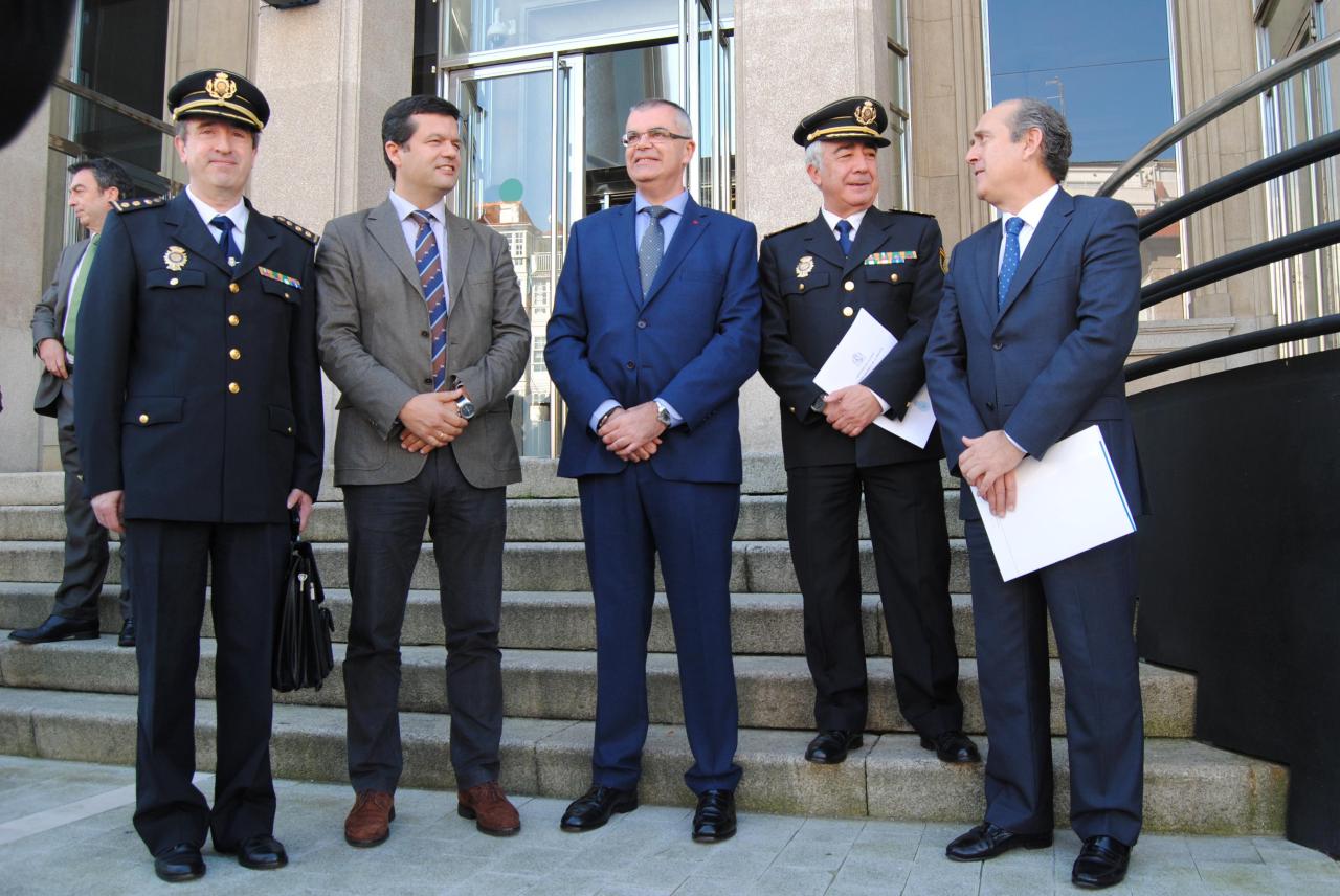 El delegado del Gobierno el subdelegado de A Coruña y el jefe superior de policia ante la Autoridad Portuaria de A Coruña