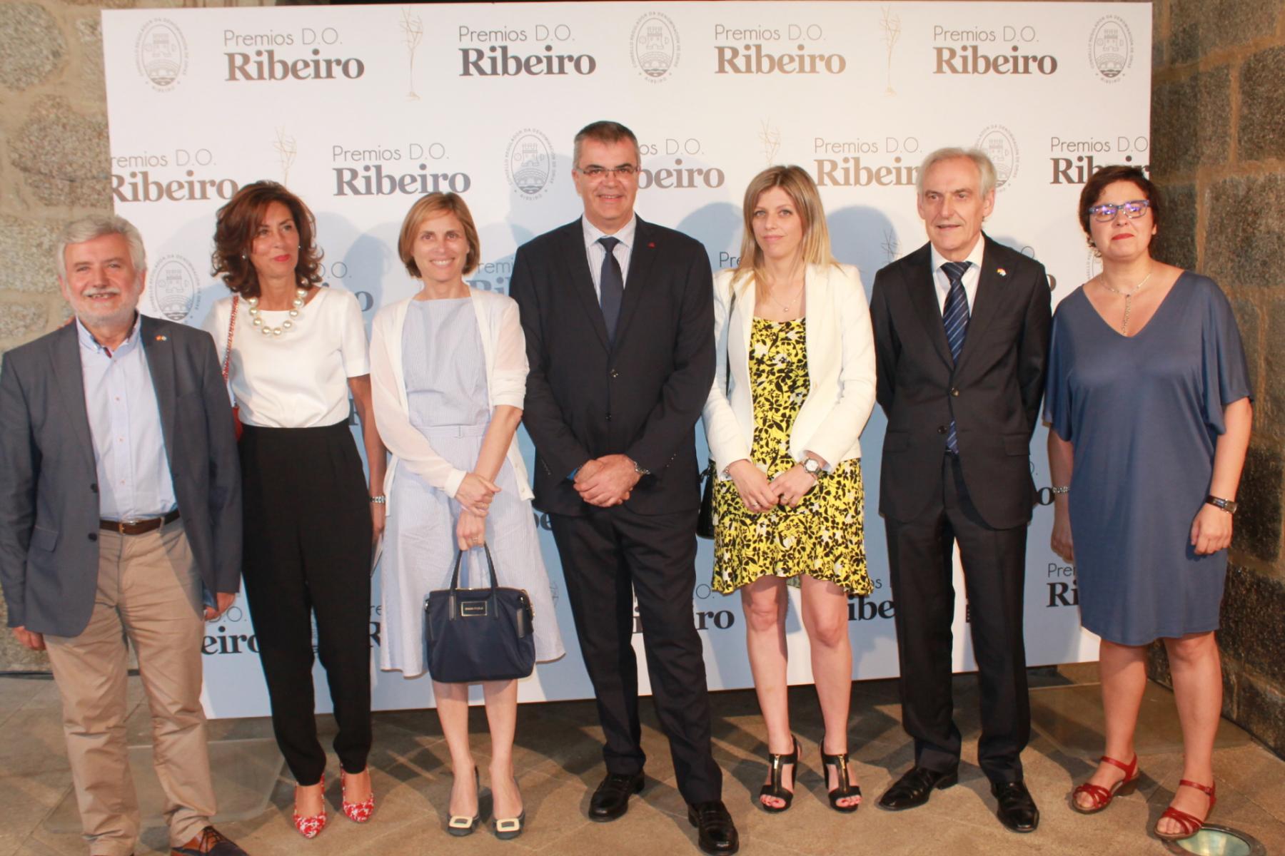 Foto de familia del delegado del Gobierno con el subdelegado en Ourense y premiados