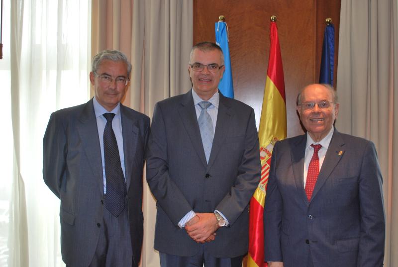 El delegado del Gobierno junto al rector de la UIMP y el nuevo director de la sede gallega de la entidad