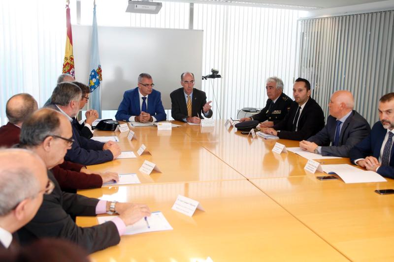 Reunión del delegado del Gobierno en Galicia con representantes de la Consellería de Sanidade, mandos de la Guardia Civil,  Policía Nacional, de los Colegios Médicos y de Enfermería