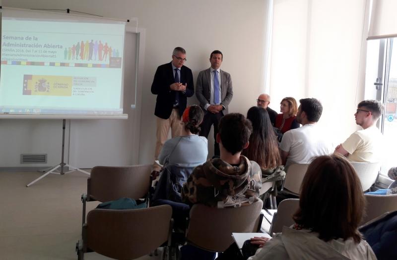 Santiago Villanueva recibe a los estudiantes que visitan el Puesto de Inspección Fronteriza de A Coruña 
