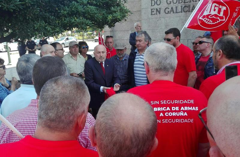 Javier Losada se compromete con los antiguos trabajadores de la Fábrica de Armas a trasladar su demanda al Gobierno