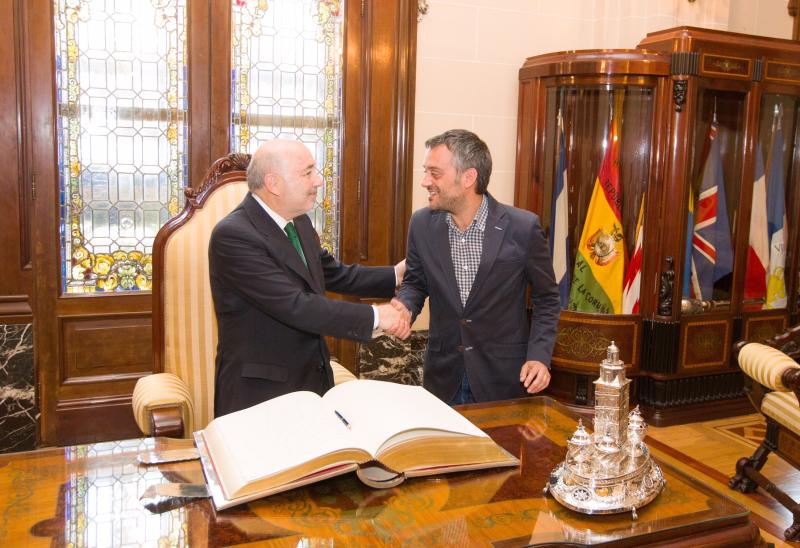 Javier Losada destaca en su reunión con el alcalde de A Coruña la voluntad del Gobierno de España de devolver la autonomía a las ciudades 