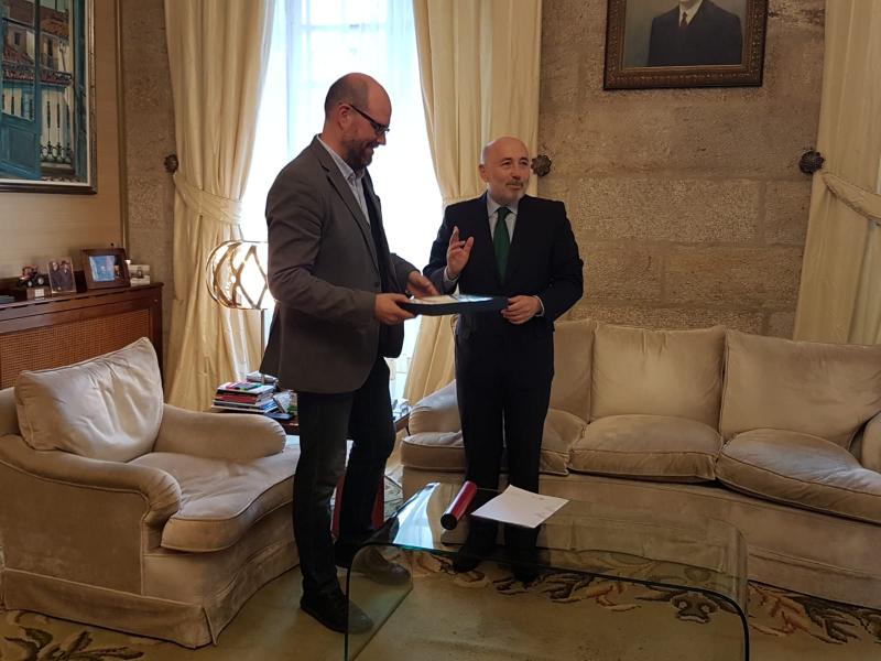 Imagen de la reunion entre el delegado del Gobierno en Galicia con el alcalde de Santiago
