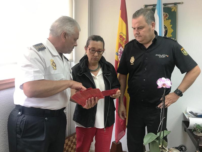 A subdelegada do Goberno en Pontevedra entrega a primeira documentación a catro refuxiados do 