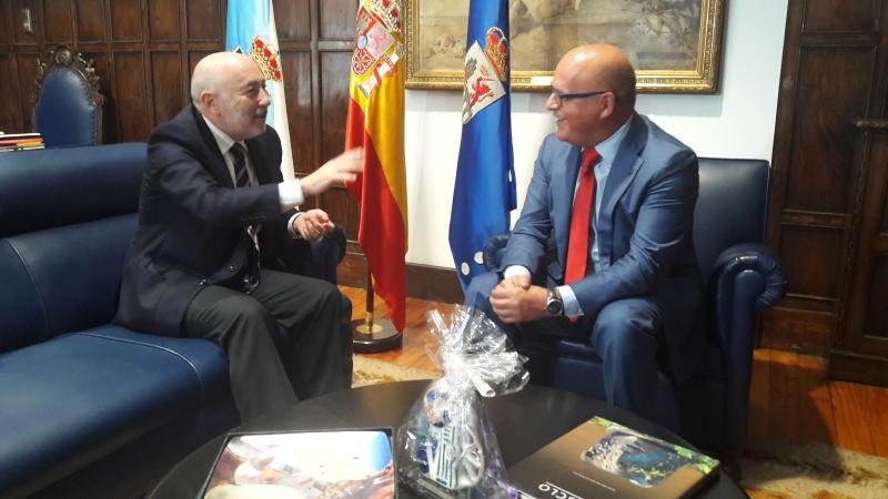 Imagen de la reunión con el presidente de la Diputacion de Ourense