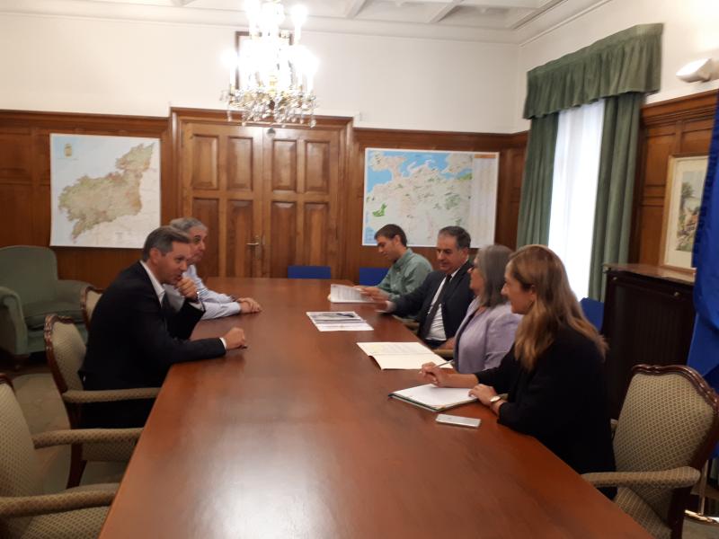Imagen de la reunión de la subdelegada del Gobierno en A Coruña con alcalde de Ames