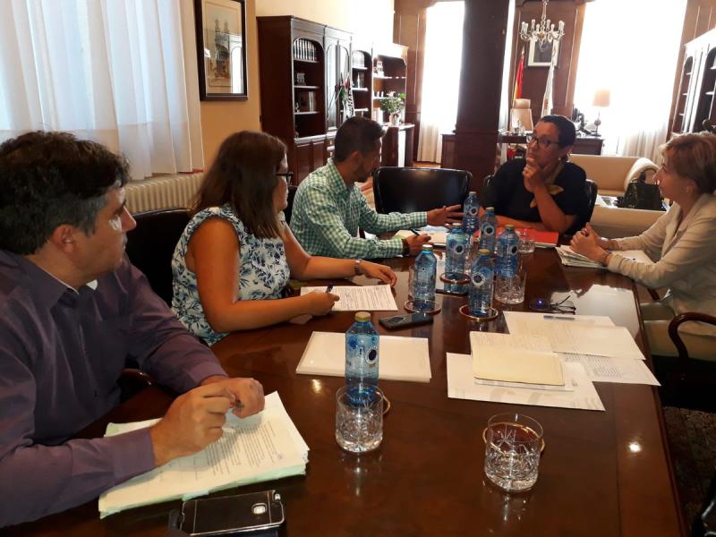 Imagen de la reunion de la subdelegada del Gobierno con los afectados de Paramos