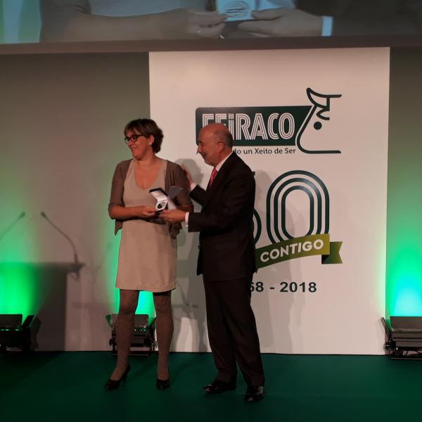El delegado entrega un galardón en la celebración del 50 aniversario de Feiraco
