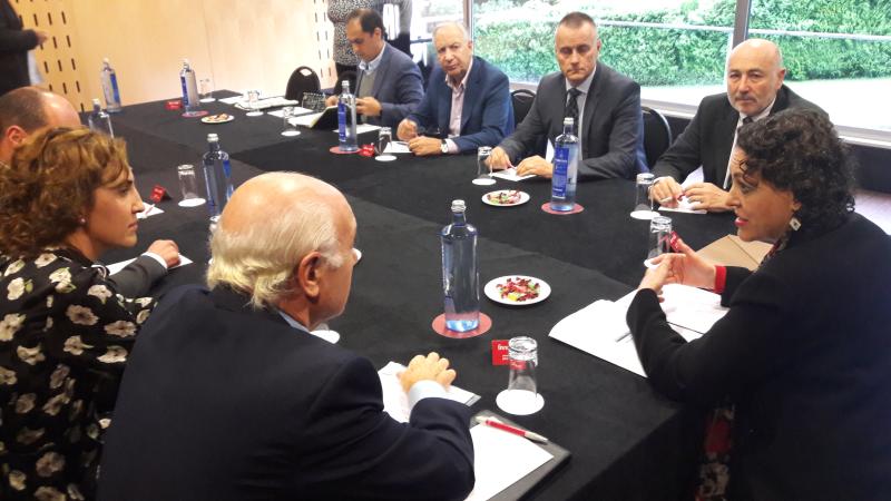 La ministra de Trabajo y el delegado del Gobierno ponen en común con los empresarios gallegos las medidas vinculadas al tejido productivo en las que trabaja el Gobierno