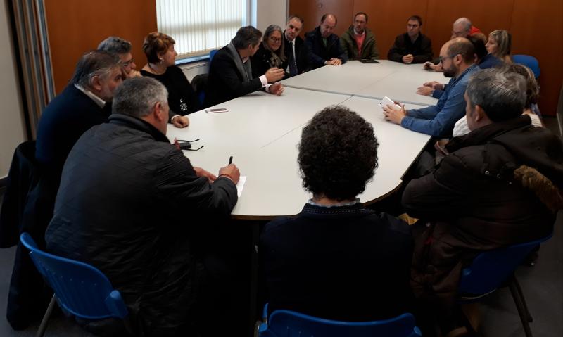 Imagen de la reunión mantenida en Ames por la subdelegada del Gobierno en A Coruña