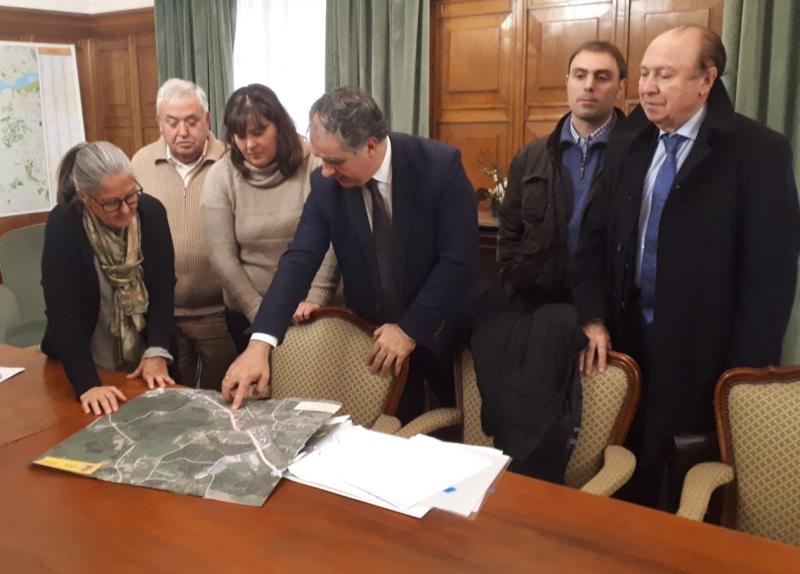 Imagen de la reunión de la alcaldesa de Bergondo con la subdelegada del Gobierno en A Coruña