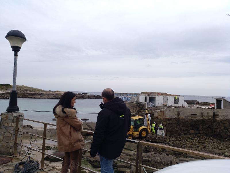 Costas comeza a demolición da cuberta da cetárea da praia de Cubelas, en San Cibrao 