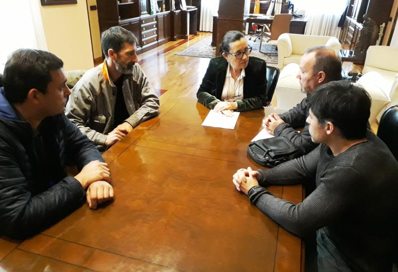 A subdelegada do Goberno en Pontevedra recibe ao comité de empresa do estaleiro Factorías Vulcano