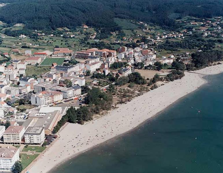 El delegado del Gobierno celebra el impulso del Ministerio de Transición Ecológica a la regeneración de la playa de A Magdalena, en Cedeira (A Coruña)