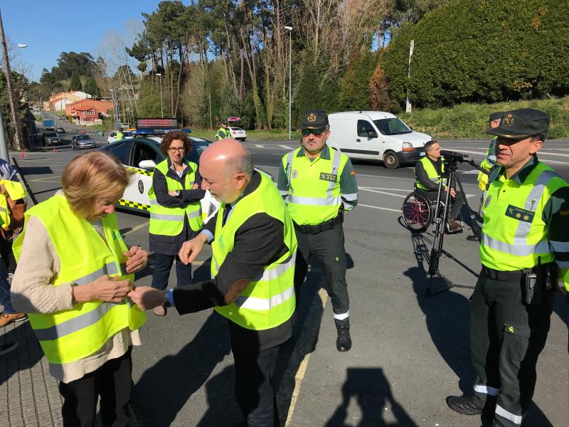 Javier Losada advierte a los peatones sobre la necesidad legal y vital de usar chaleco reflectante en sus desplazamientos “para hacernos ver en la carretera”