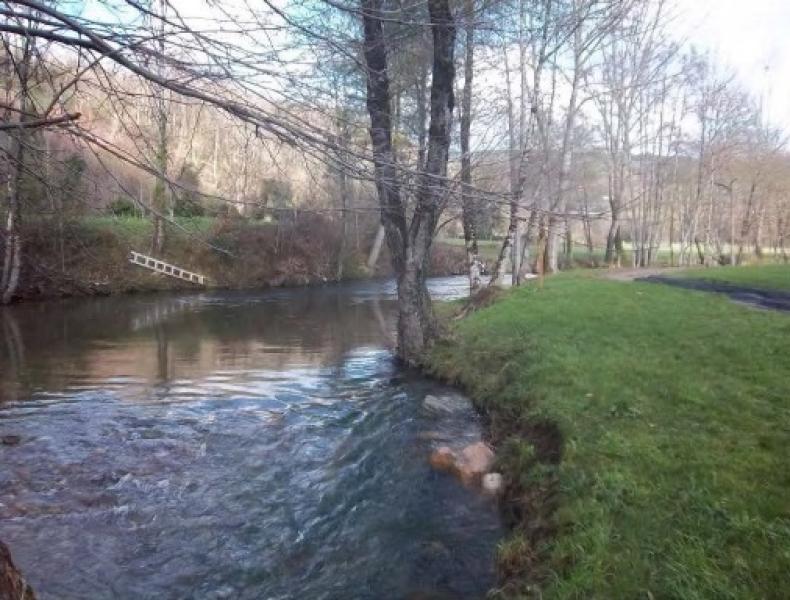 El delegado del Gobierno anuncia que la Confederación Hidrográfica Miño-Sil invertirá 163.000 euros en mejorar el área recrativa del río Neira (Baralla) 