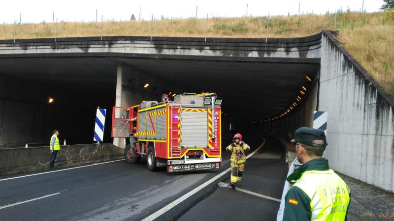 Maica Larriba supervisa o operativo para o simulacro dun accidente de tráfico no túnel de Oca na AP-53 ao paso por A Estrada (Pontevedra)