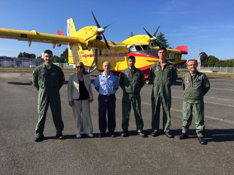 La subdelegada del Gobierno avanza la incorporación de un segundo avión y otras dos tripulaciones completas frente a los incendios forestales en Galicia