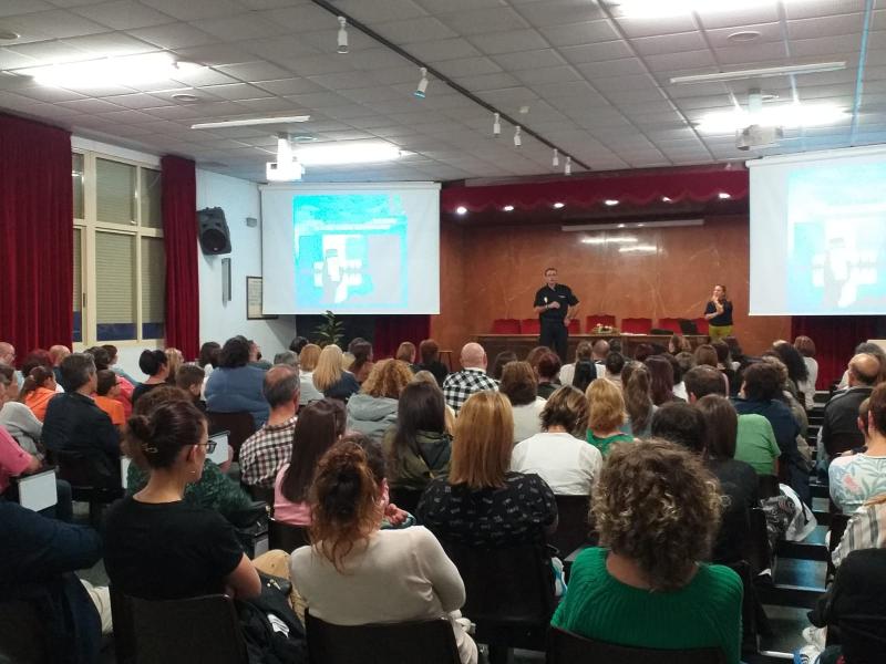 La Subdelegación del Gobierno felicita a la Comisaría de Policía de Ourense por sus innovaciones en la concienciación de padres sobre los riesgos de internet para menores