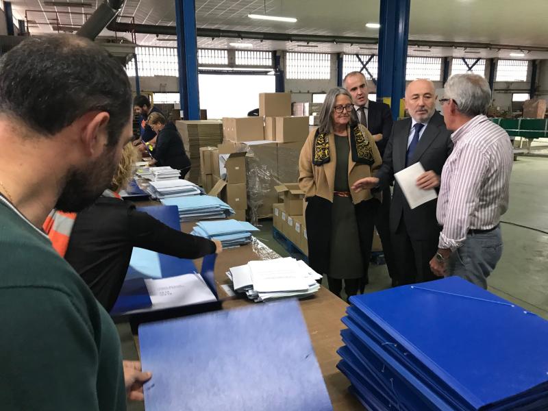 El delegado del Gobierno informa del reparto de 26,2 millones de papeletas en 3.954 mesas electorales de Galicia el próximo 10 de noviembre