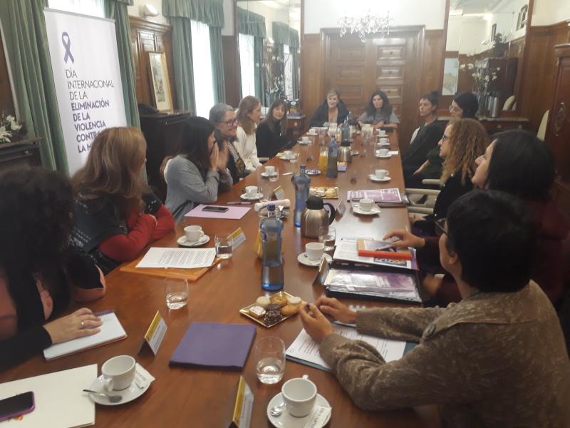 Pilar López-Rioboo aboga por una unidad de actuación con las asociaciones de mujeres para luchar contra las políticas negacionistas y xenófobas 