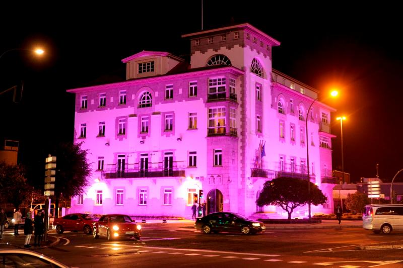 La fachada de la Delegación del Gobierno se ilumina de morado con motivo del Día contra la Violencia de Género