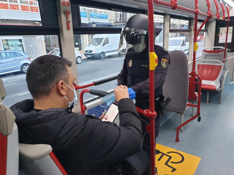 Reparto de mascarilla en bus urbano de A Coruña