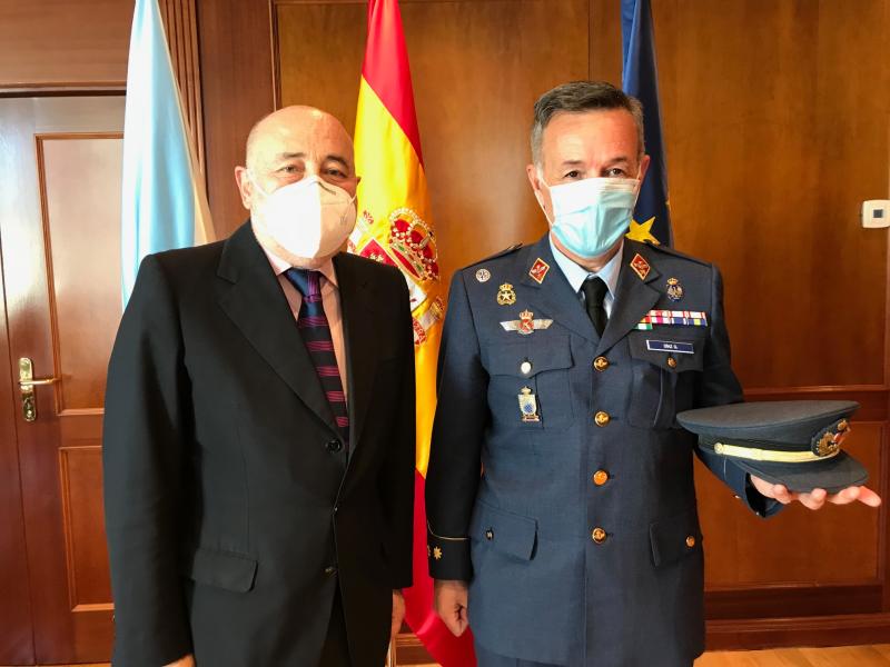 El delegado del Gobierno traslada al nuevo comandante militar aéreo de Galicia la relevancia de los aviones del Ejército en la lucha contra los incendios 