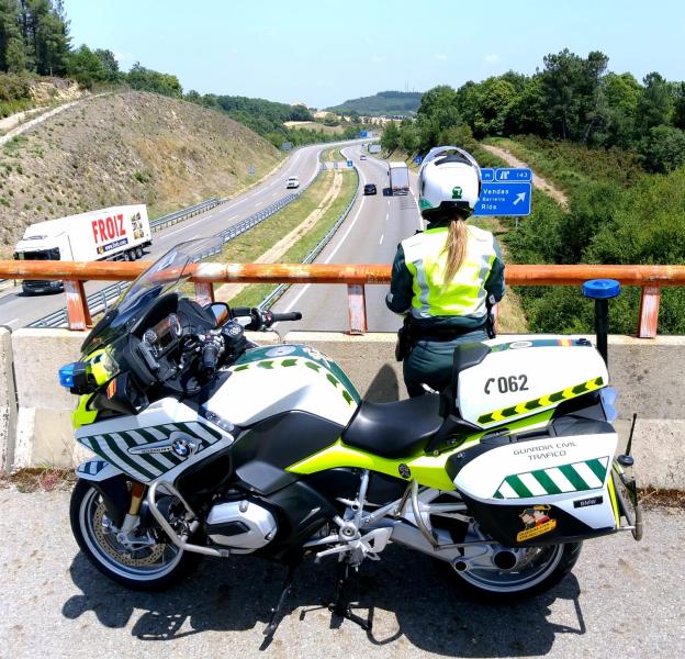La DGT desarrolla desde el lunes una campaña especial de vigilancia contra las distracciones al volante, causa presente en uno de cada cuatro accidentes ocurridos en Galicia en 2019