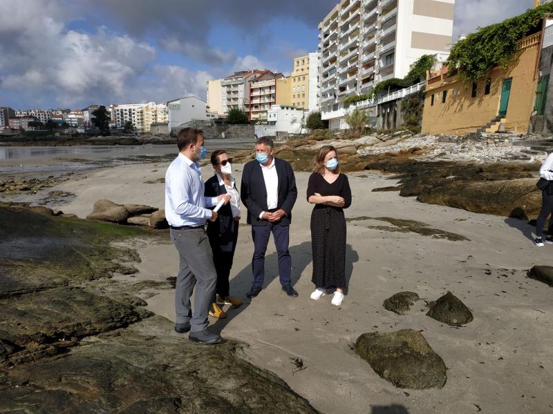 Maica Larriba anuncia o inicio da rexeneración da praia de A Carabuxeira