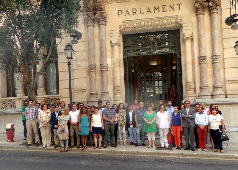 Minuto de silencio celebrado en la puerta del Parlament