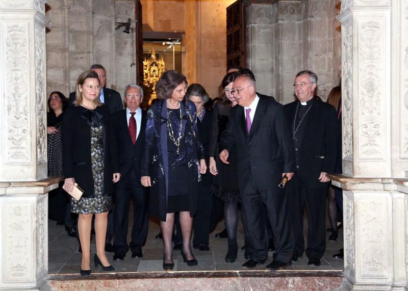 Salom, la Reina Sofía y Català, saliendo de La Seu