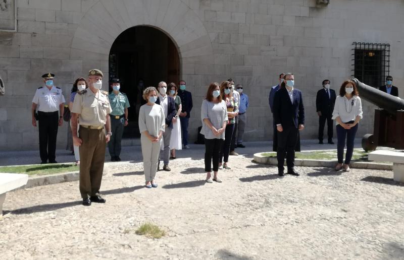 La Delegada del Gobierno en Illes Balears asiste al minuto de silencio en memoria de los fallecidos por el COVID-19