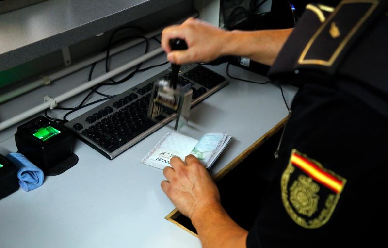 Control de la Policía Nacional en el aeropuerto de Palma