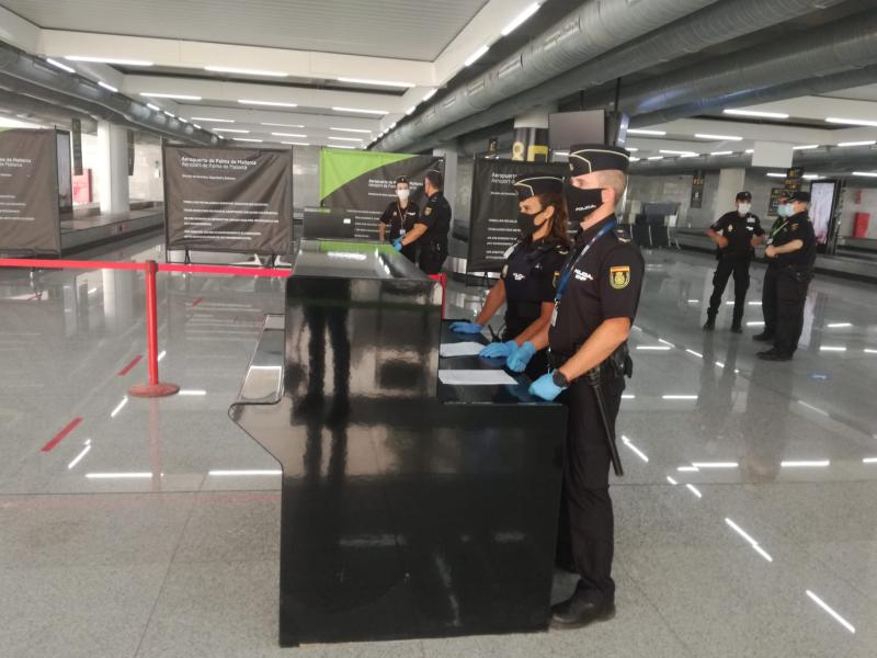 Control de la Policía Nacional en el aeropuerto de Son Sant Joan, en Palma