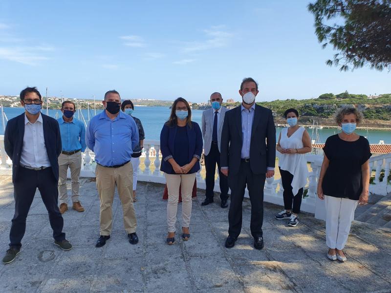 El secretario de Estado de Turismo, Fernando Valdés, en Menorca junto a la Delegada del Gobierno en Illes Balears, Aina Calvo, y otras autoridades de Balears.