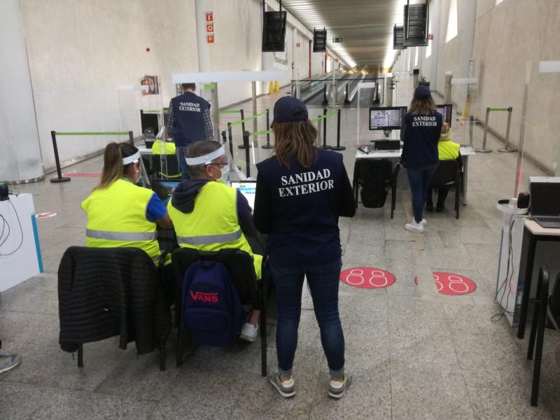 Controles sanitarios llevados a cabo en el aeropuerto de Son Sant Joan, en Palma.