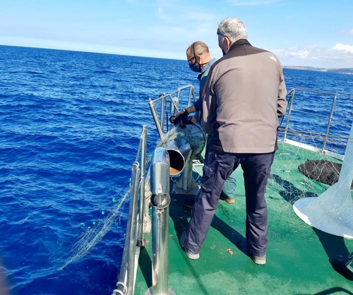 Inspectores de Pesca extraen una red ilegal en aguas de Menorca.