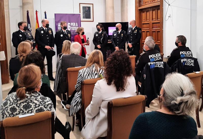La Delegada, Aina Calvo, entrega el reconeixement Meninas 2021 a la Unitat de Protecció Familiar de la Policia Local de Palma
