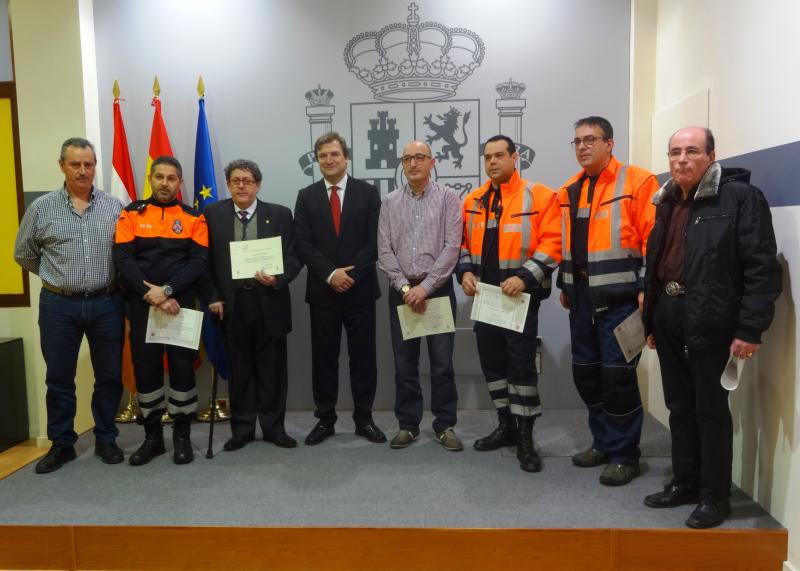 Alberto Bretón posa junto a los miembros galardonados de REMER Rioja tras la entrega de diplomas en la Delegación del Gobierno