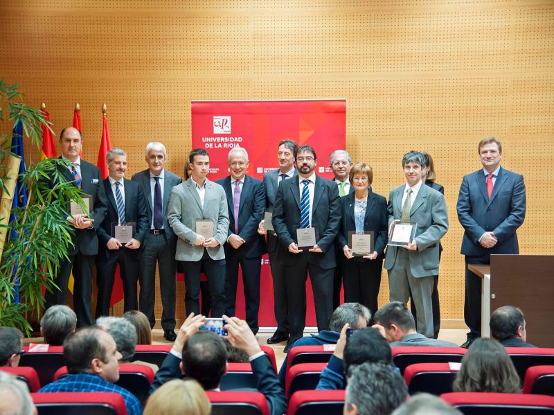 Foto de familia de autoridades y galardonados en los Premios del Consejo Social de la Universidad de La Rioja