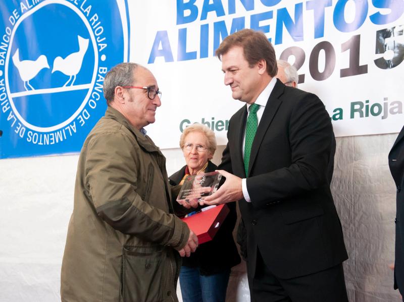 El delegado del Gobierno hace entrega de una placa conmemorativa a una de las empresas colaboradoras con el Banco de Alimentos de La Rioja