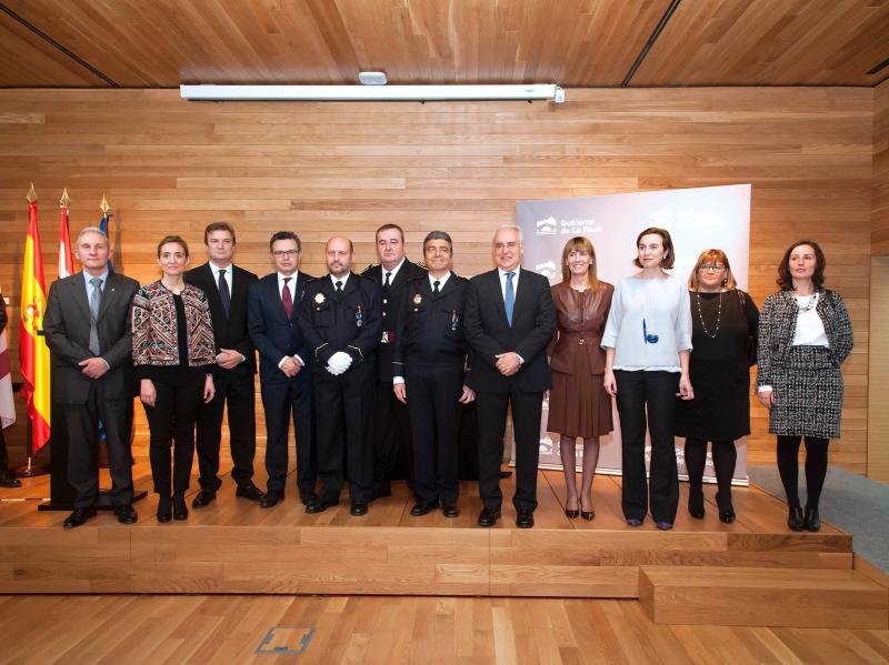 Foto de familia de las autoridades con los recién condecorados con la Medalla al Mérito de la Policía Local de La Rioja
