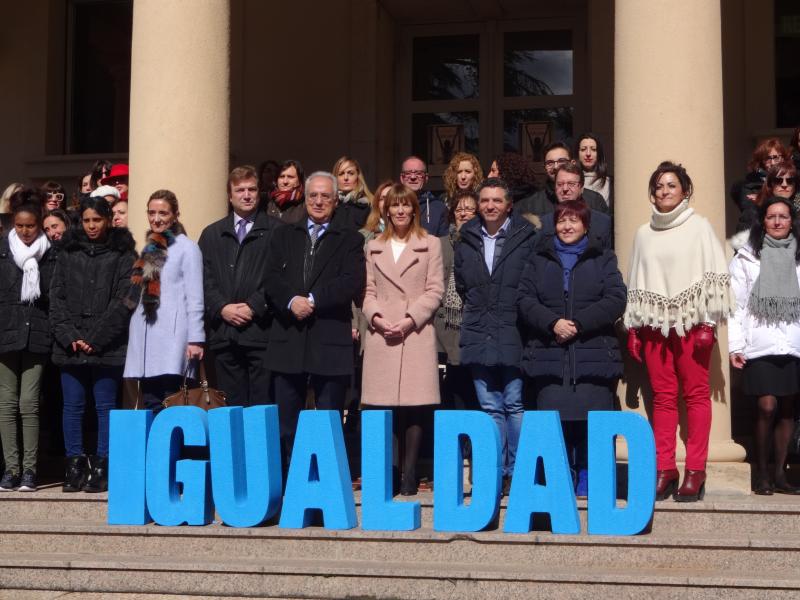 El delegado del Gobierno, el presidente de La Rioja y la presidenta del Parlamento regional, junto a otras autoridades y asistentes al acto conmemorativo del Día Internacional de la Mujer