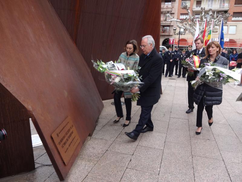 Las autoridades realizan la ofrenda floral ante el monumento en memoria de las víctimas del terrorismo