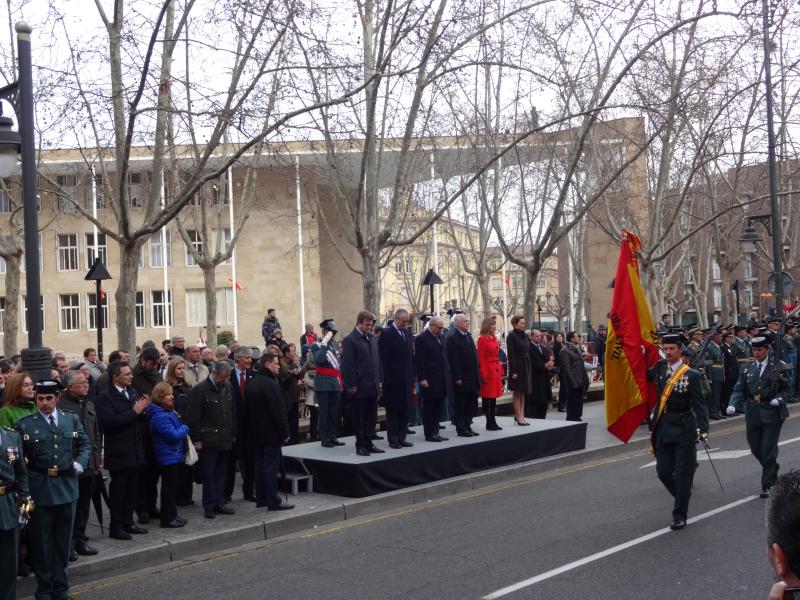 El desfile de los miembros de la Benemérita puso el colofón al acto de entrega de la Eneña Nacional a la X Zona de la Guardia Civil 