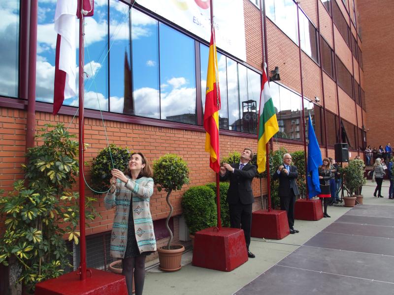 Gamarra, Bretón, Ceniceros y González durante el izado de banderas en el Día de Europa 2016