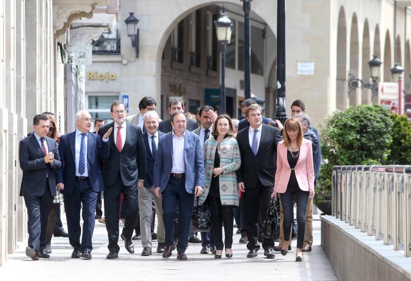 Rajoy, García Tejerina y las autoridades riojanas durante el recorrido por el centro de Logroño